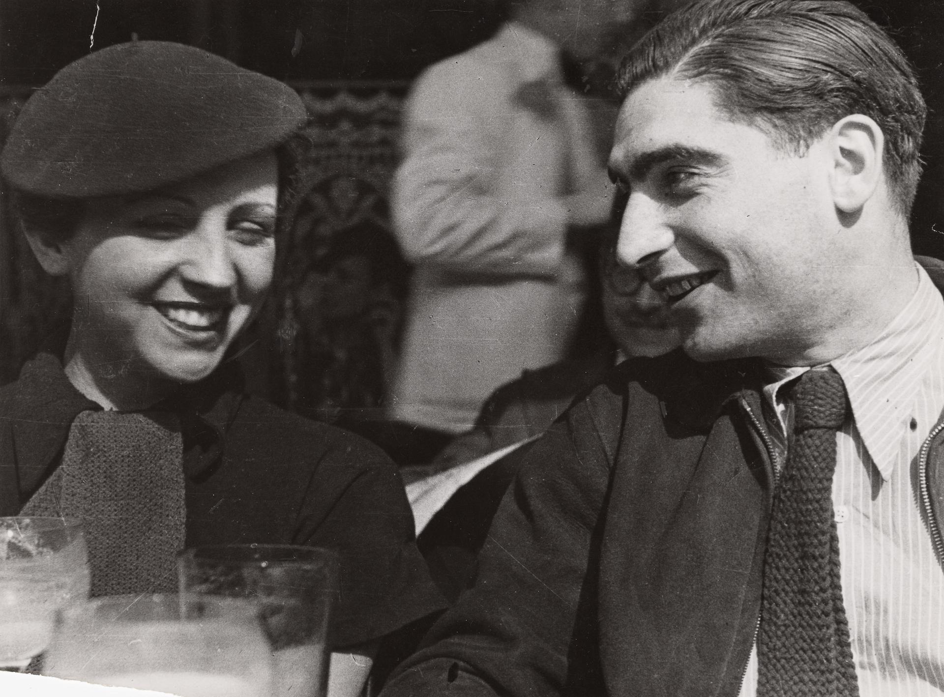 robert-capa-gerda-taro Fred Stein Gerda Taro and Robert Capa Cafe de Dome, Paris 1936 © Estate Fred Stein Courtesy International Center of Photography
