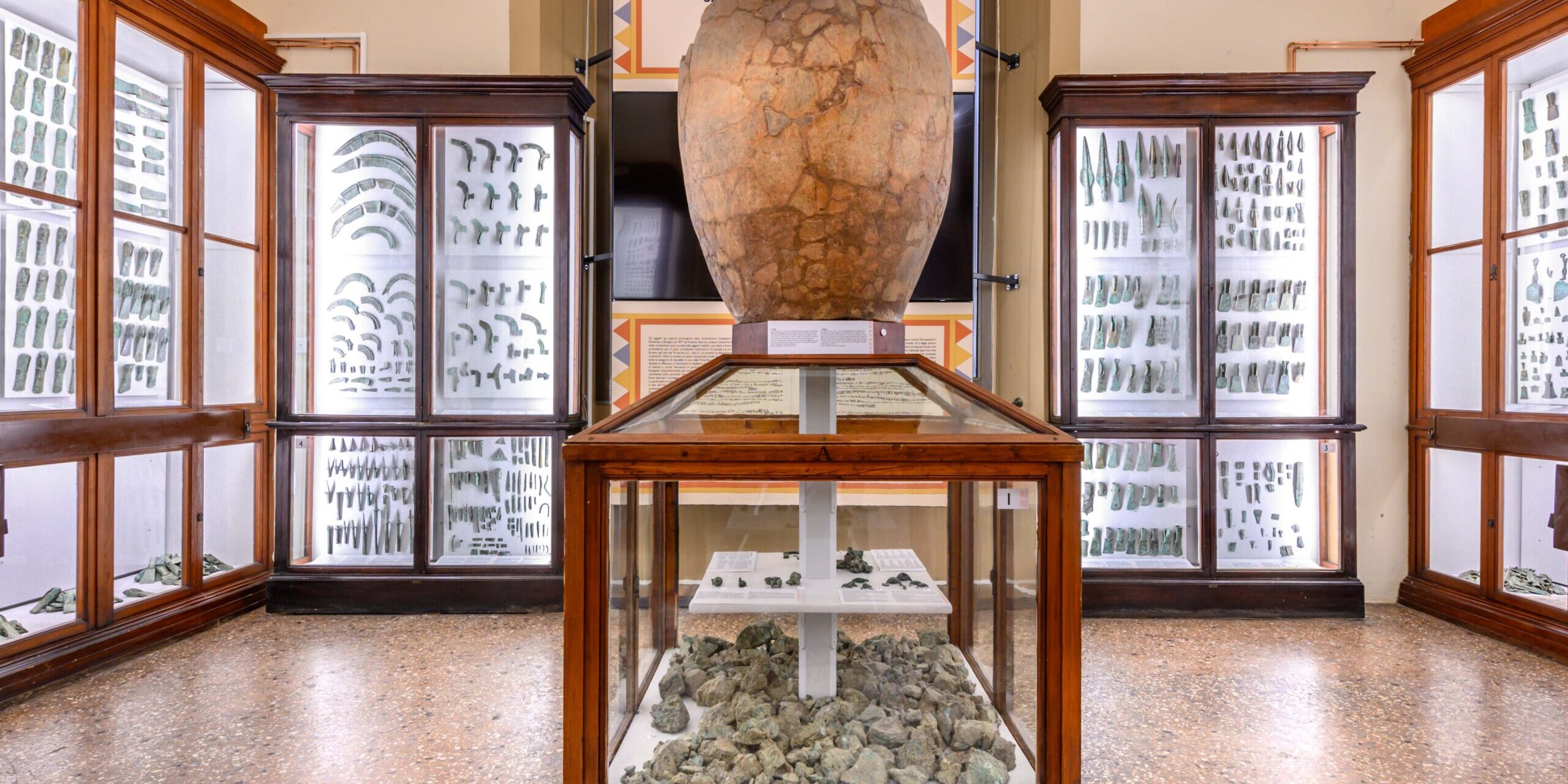 01_Ripostiglio_San_Francesco_Foto_Giorgio_Bianchi Nuovo allestimento del Ripostiglio di San Francesco (2024) Bologna, Museo Civico Archeologico, Sala Xb Foto Giorgio Bianchi – Comune di Bologna