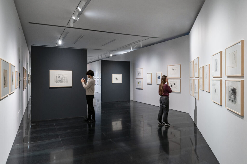 I disegni di Jannis Kounellis al Museo Novecento di Firenze