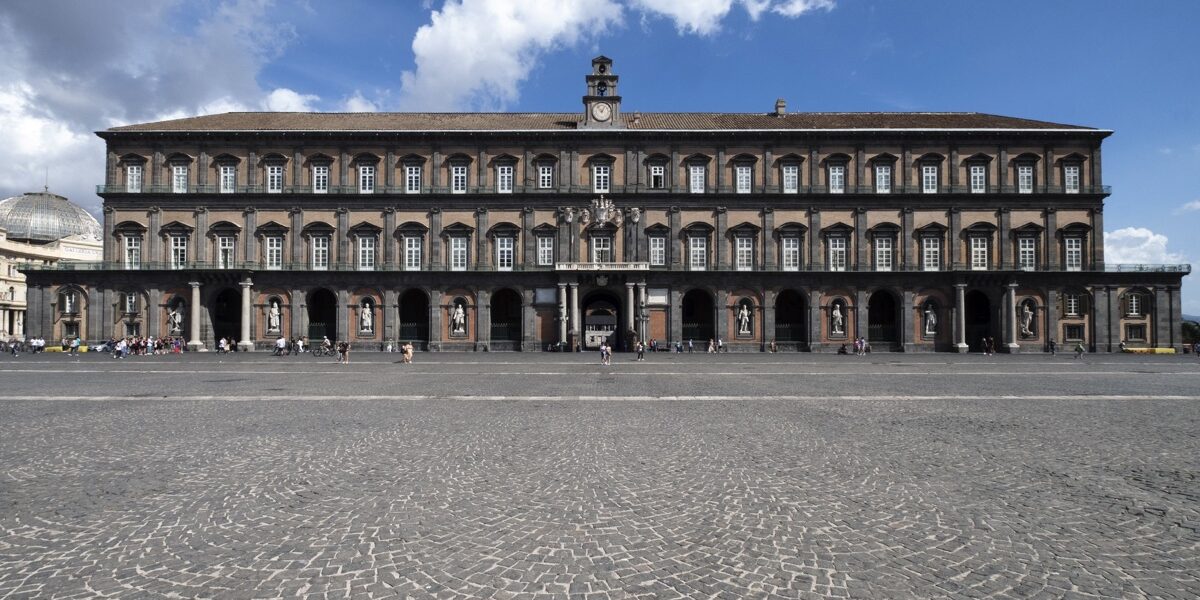 PalazzoReale Napoli-facciata MLP94587 4 La facciata del Palazzo Reale di Napoli