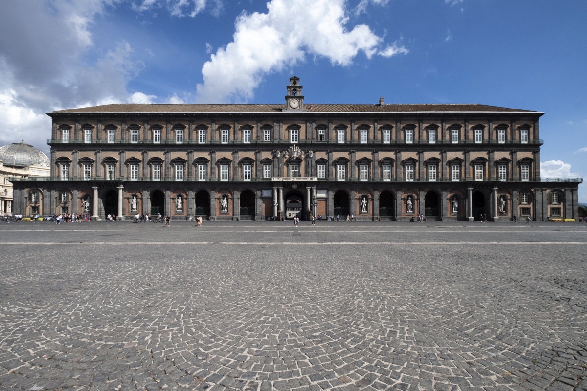 La facciata del Palazzo Reale di Napoli