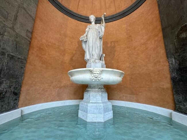 La Fontana della Fortuna nel Cortile d’Onore di Palazzo Reale a Napoli
