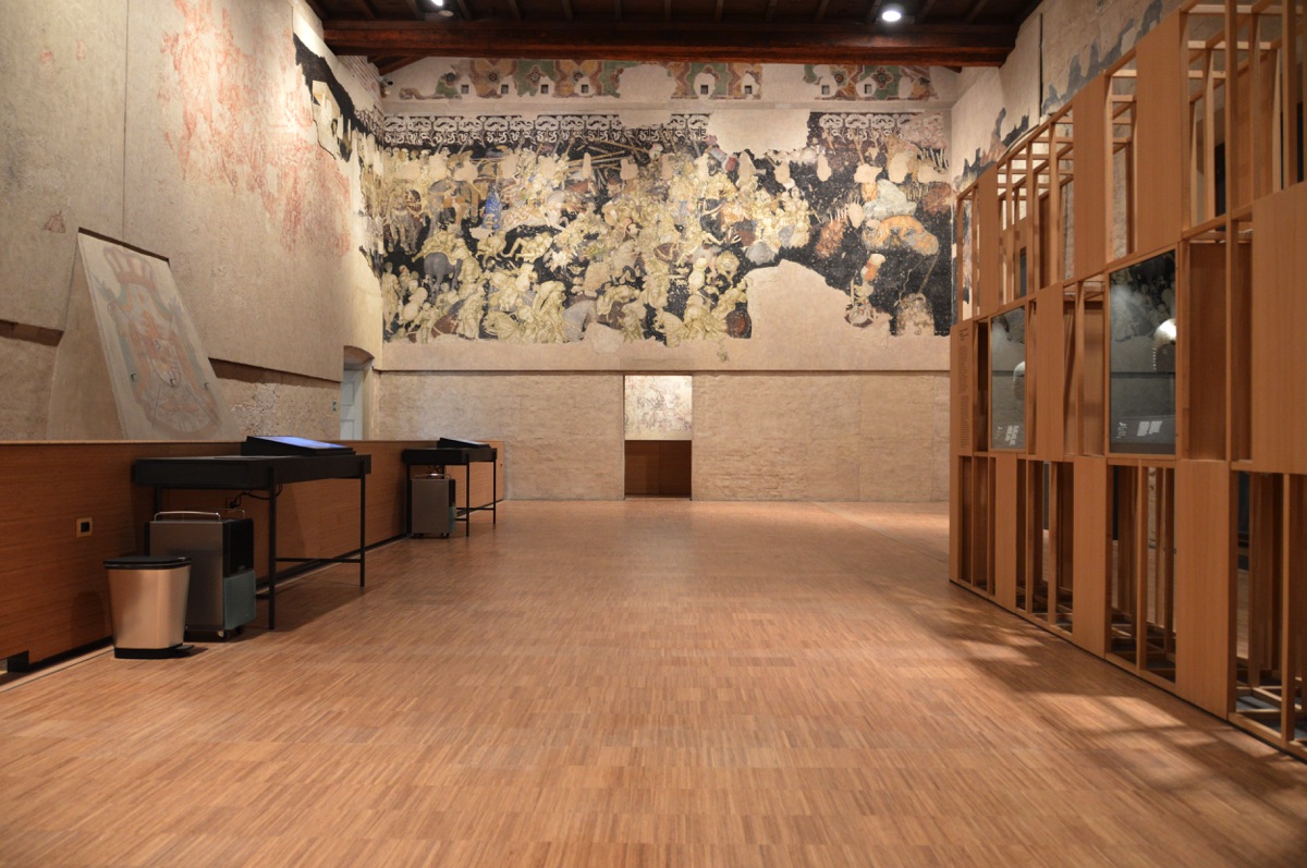 Allestimento a Palazzo Ducale a Mantova del percorso dedicato alle armi presso la Sala del Pisanello