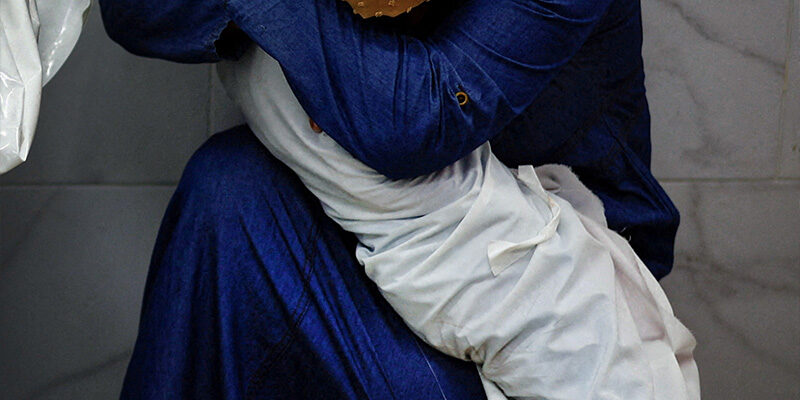 001_World-Press-Photo-of-the-Year_Online_Mohammed-Salem_Reuters A Palestinian Woman Embraces the Body of Her Niece © Mohammed Salem, Palestine, Reuters