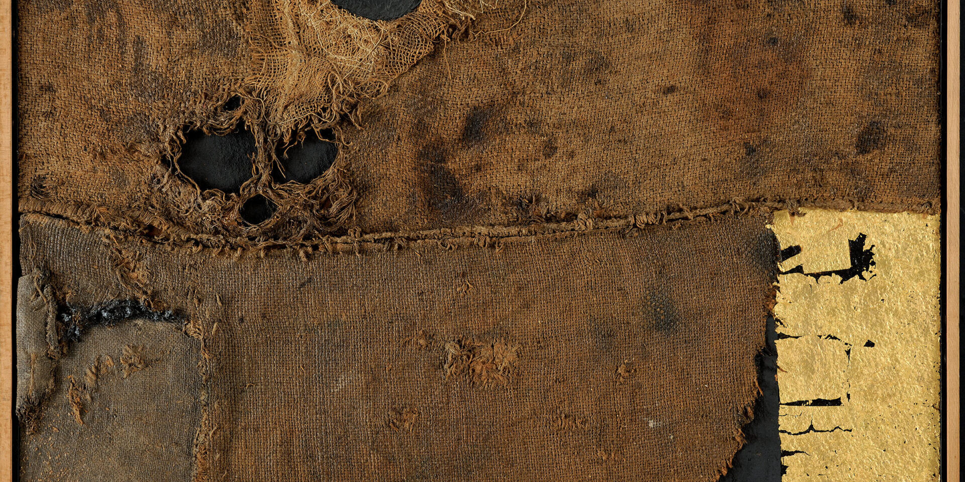 Alberto Burri (Città di Castello, 1915 - Nizza, 1995), Sacco ST 11, 1954, sacco, olio, oro, vinavil su cellotex, 62,5 x 98,5 cm, Fondazione Palazzo Albizzini Collezione Burri, Città di Castello, inv. 5421, Foto © Alessandro Sarteanesi / © Fondazione Palazzo Albizzini-Collezione Burri, Città di Castello