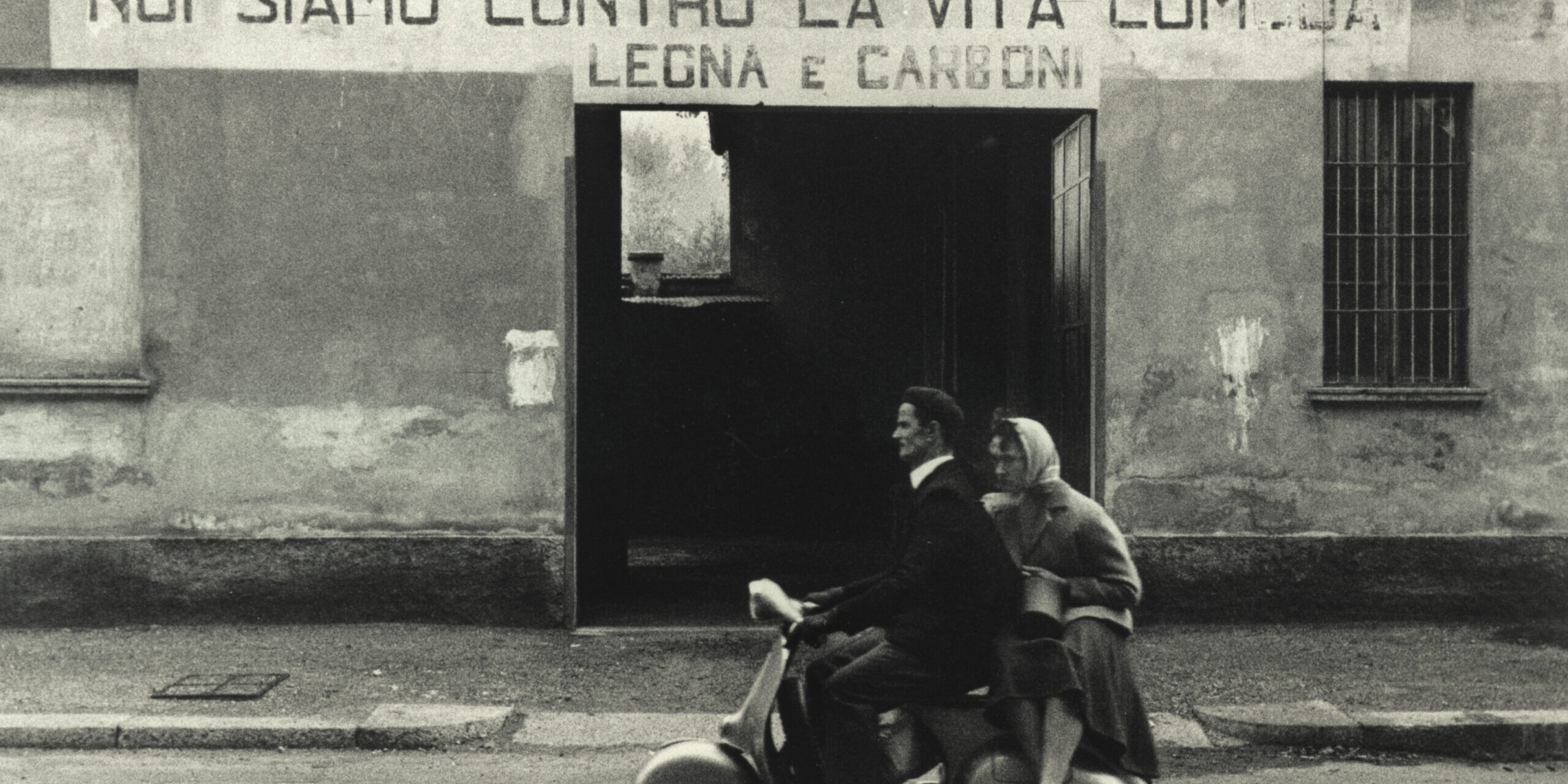 @Gianni-Berengo-Gardin_Rivenditore-legna-e-carbone.-Milano Berengo Gardin Gianni Rivenditore legna e carbone. Milano 26 x 38 Courtesy Collezione Guido Bertero © Gianni Berengo Gardin