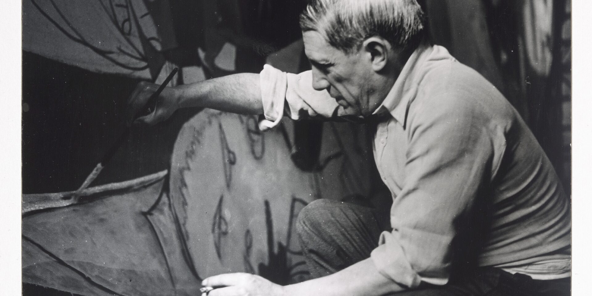 Pablo Picasso dipinge la tela "Guernica" nell'atelier dei Grands-Augustins, Parigi, nel maggio-giugno 1937 Maggio - giugno 1937 Stampa alla gelatina d’argento Musée national Picasso-Paris Achat par préemption, 1998. MP1998-279 Ancienne collection Dora Maar © Succession Picasso by SIAE 2024 © Dora Maar by Siae 2024 Photo © RMN-Grand Palais (Musée national Picasso-Paris) / Adrien Didierjean