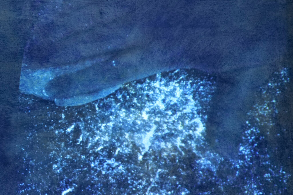 La galleria #apis+ compie due anni e “illumina” Benevento con “Radiance through White Darkness”