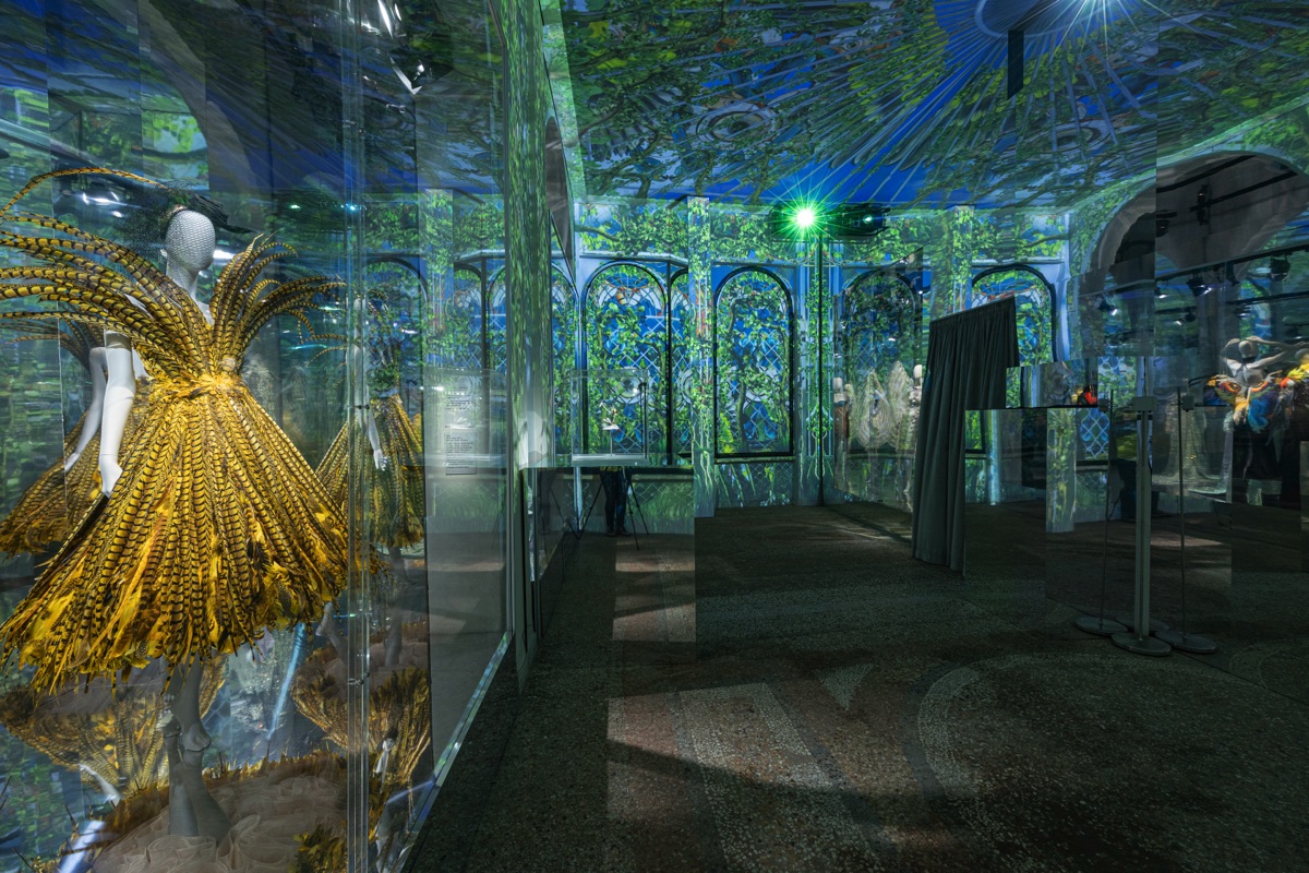 Dolce&Gabbana Alta Moda Firenze 2020 – Look 23, Clarice Abito corsetto in organza interamente ricamato con piume di gallo e fagiano. Organza corset dress entirely embroidered with rooster and pheasant feathers.