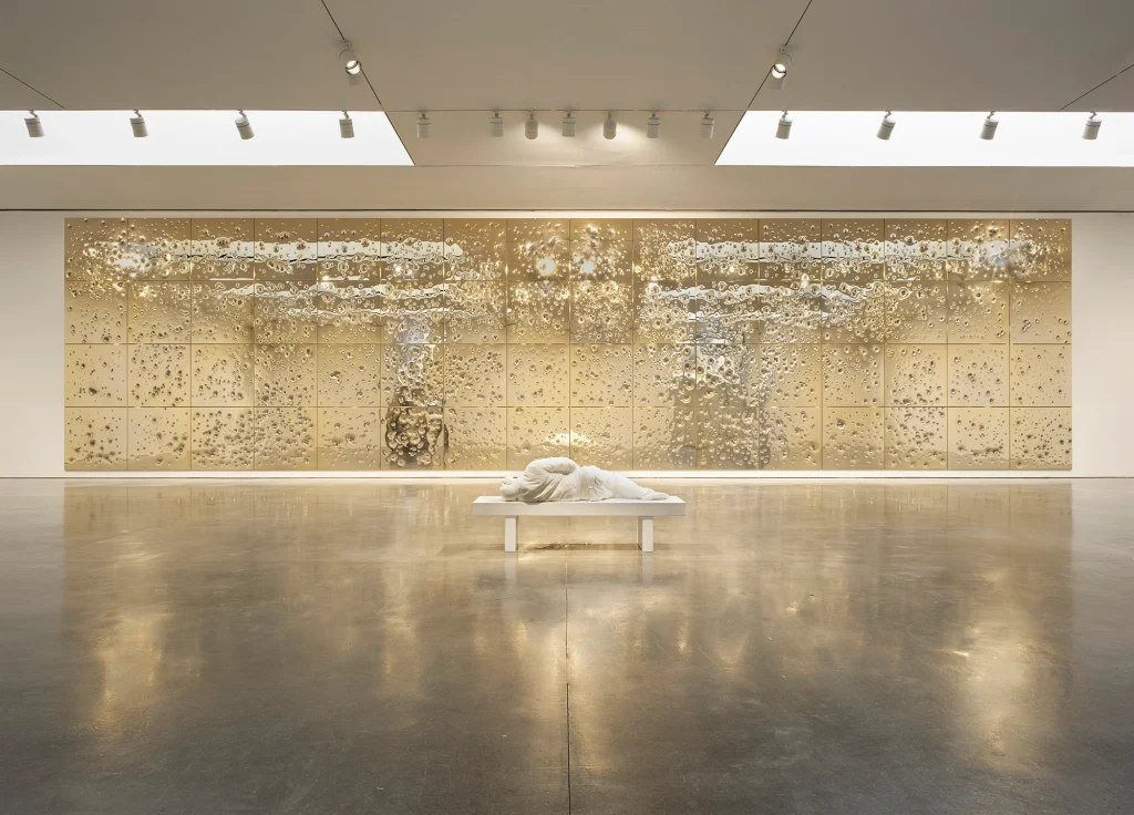 Maurizio Cattelan: oro e armi nella provocatoria mostra a New York