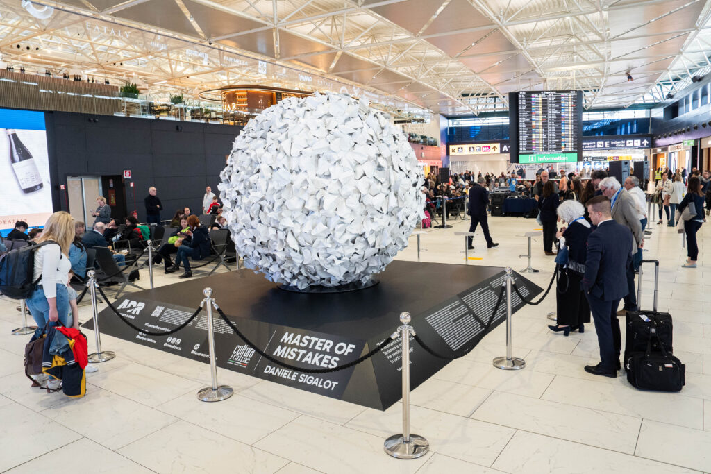 “Master of Mistakes” l’opera di Daniele Sigalot all’aeroporto di Fiumicino 