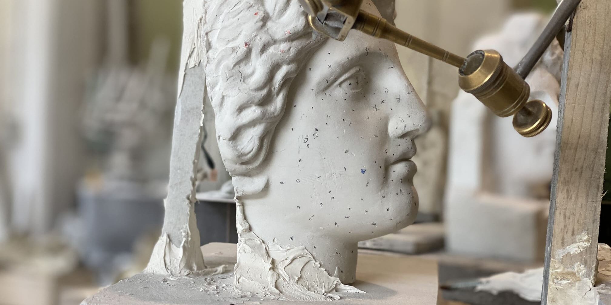 Carrara Studi Aperti 2024 particolare della lavorazione di una statua Crediti foto via apsoltre