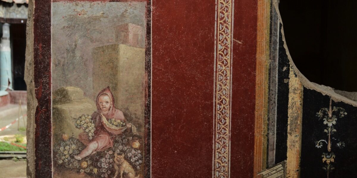 Casa-dei-Pittori-a-Lavoro-bambino-con-cacappuccio-e-mantello-di-viaggiatore_1x Pompei - Casa dei Pittori a Lavoro bambino con cacappuccio e mantello di viaggiatore