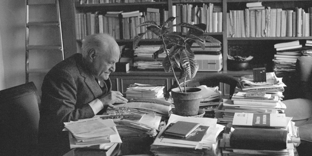 Il poeta Giuseppe Ungaretti alla sua scrivania, Roma, 16/02/1963.
