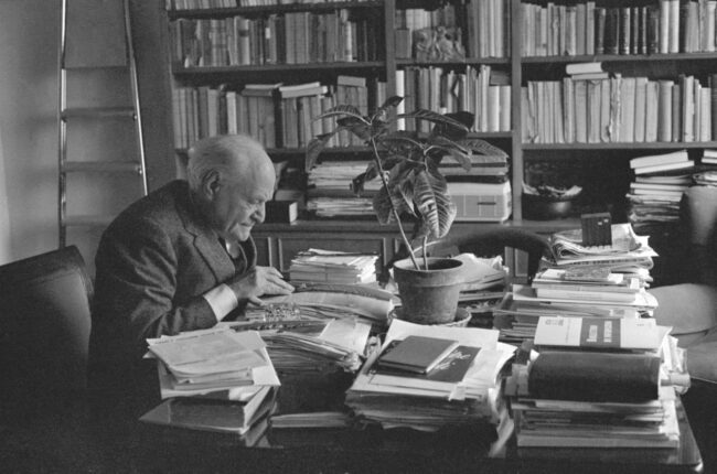 Il poeta Giuseppe Ungaretti alla sua scrivania, Roma, 16/02/1963.