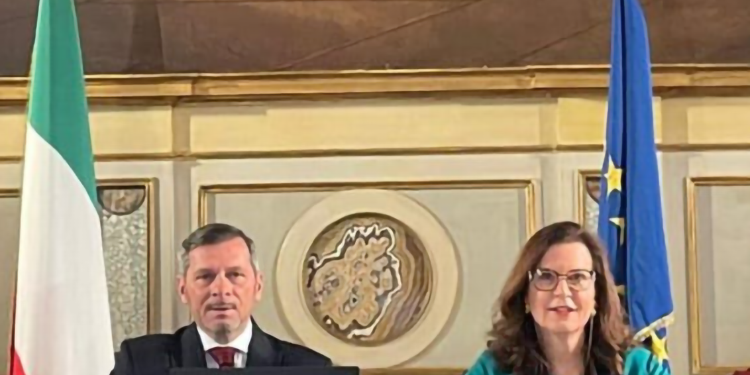 Ivan Drogo Inglese, segretario dell'Intergruppo Parlamentare e l’Onorevole Rossello nella Sala del Cenacolo