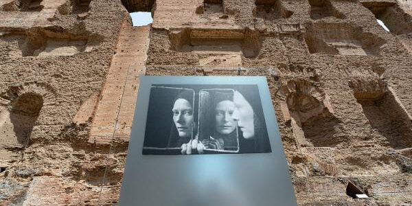 Tilda Swinton, 1991 © Fabio Lovino, nella mostra Narciso. La fotografia allo specchio (ph. F. Caricchia per la Soprintendenza Speciale di Roma)