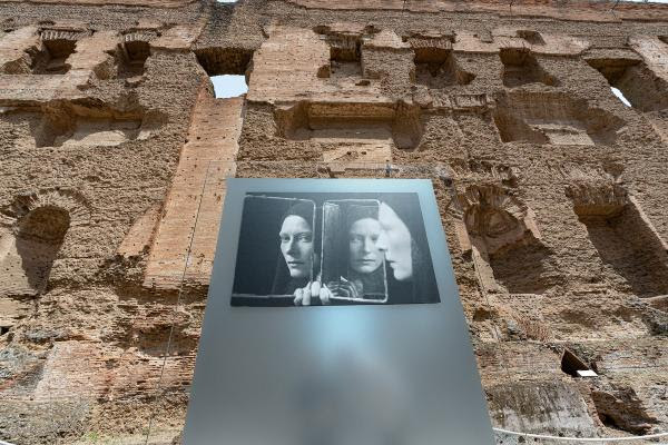 Tilda Swinton, 1991 © Fabio Lovino, nella mostra Narciso. La fotografia allo specchio (ph. F. Caricchia per la Soprintendenza Speciale di Roma)