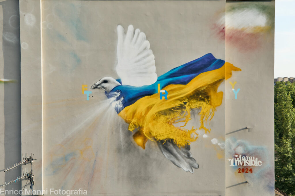 Il murale di speranza di Manu Invisible a Bucha in Ucraina