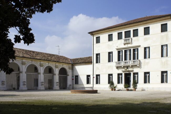 Villa Torni, attuale sede dell'Istituto pio "Costante Gris" è una villa veneta sita nel comune di Mogliano Veneto, in località Torni, ad est del paese.