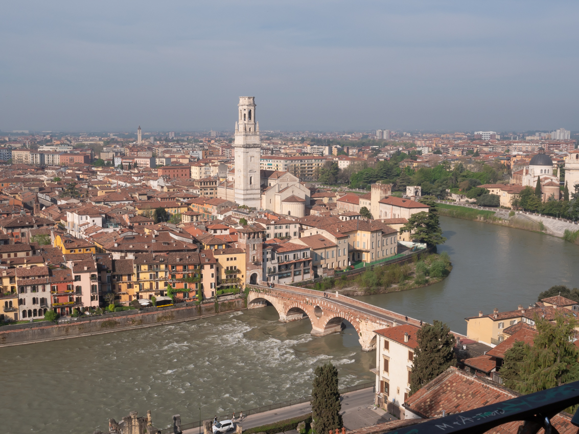1_Vista-dellAdige-Ponte-Pietra-e-Duomo-di-Verona-da-Castel-San-Pietro_PLD_Silvia-Cepeleaga Fotografia al Buio - Vista dell'Adige, Ponte Pietra e Duomo di Verona da Castel San Pietro PLD Silvia Cepeleaga