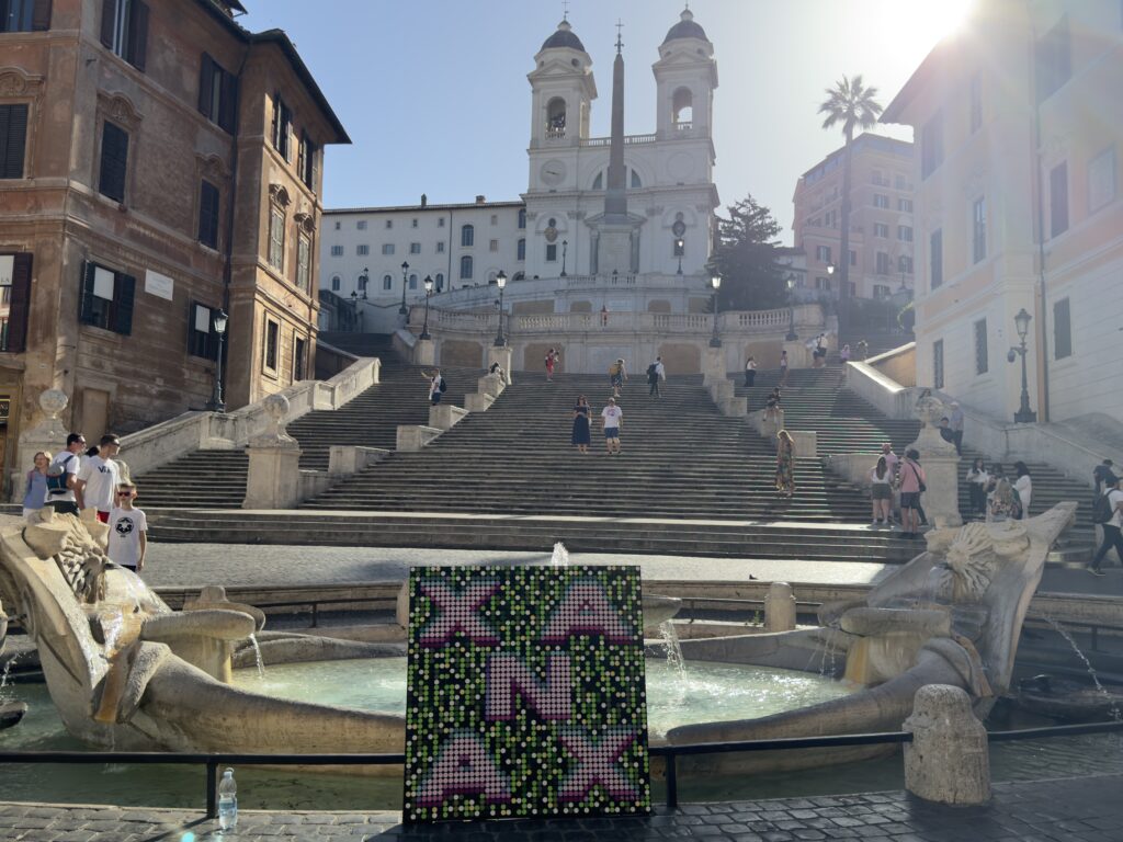 Il Pop Pointillism di MaMà Dots a Roma. Madrina d’eccezione Anna Fendi 