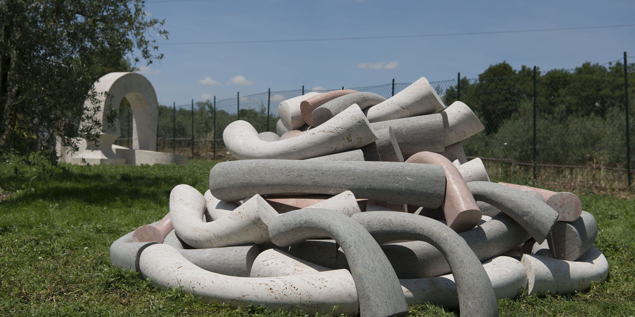 5-Lucilla-Catania-Frangiflutti-2017-marmi-policromi-dim.-ambientali-Sculture-in-campo.-Parco-di-Scultura-Contemporanea-a-Bassano-in-Teverina Lucilla Catania Frangiflutti, 2017, marmi policromi, dim. ambientali, Sculture in campo. Parco di Scultura Contemporanea a Bassano in Teverina