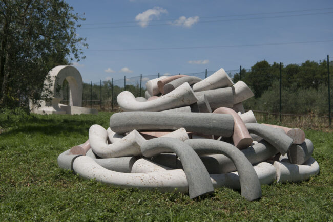 Lucilla Catania Frangiflutti, 2017, marmi policromi, dim. ambientali, Sculture in campo. Parco di Scultura Contemporanea a Bassano in Teverina