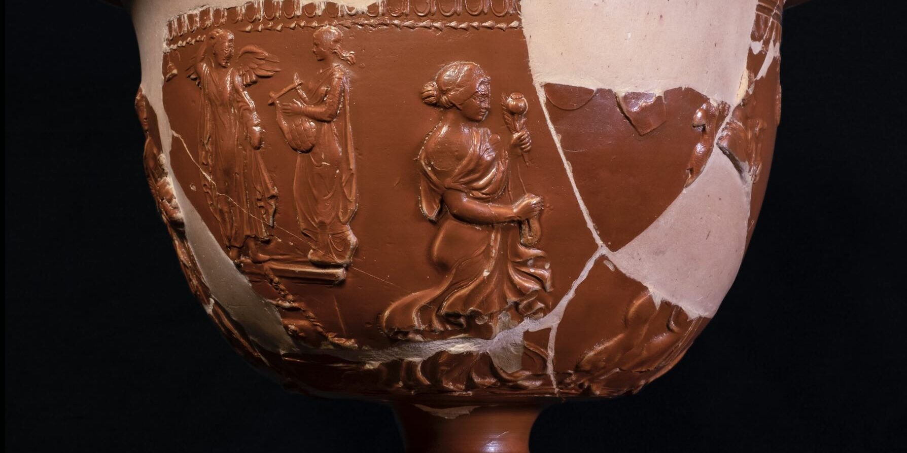 I Vasari “vasai” - Coppa di Ateius con particolare dell’Estate che tiene in mano papavero e spighe @ MiC- Direzione regionale Musei nazionali Toscana