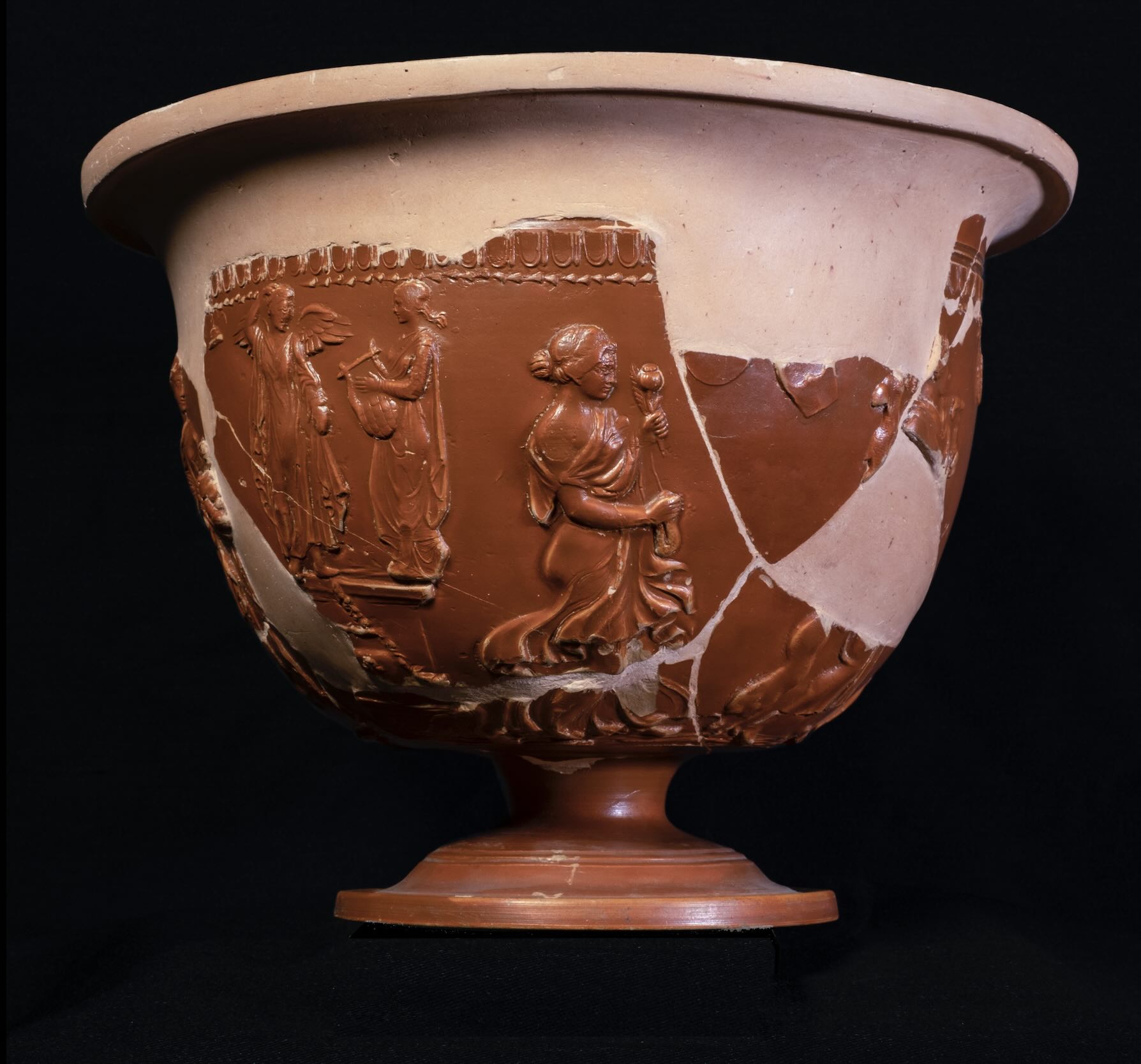 I Vasari “vasai” - Coppa di Ateius con particolare dell’Estate che tiene in mano papavero e spighe @ MiC- Direzione regionale Musei nazionali Toscana