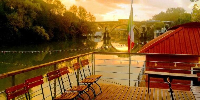 La galleria galleggiante sul Tevere