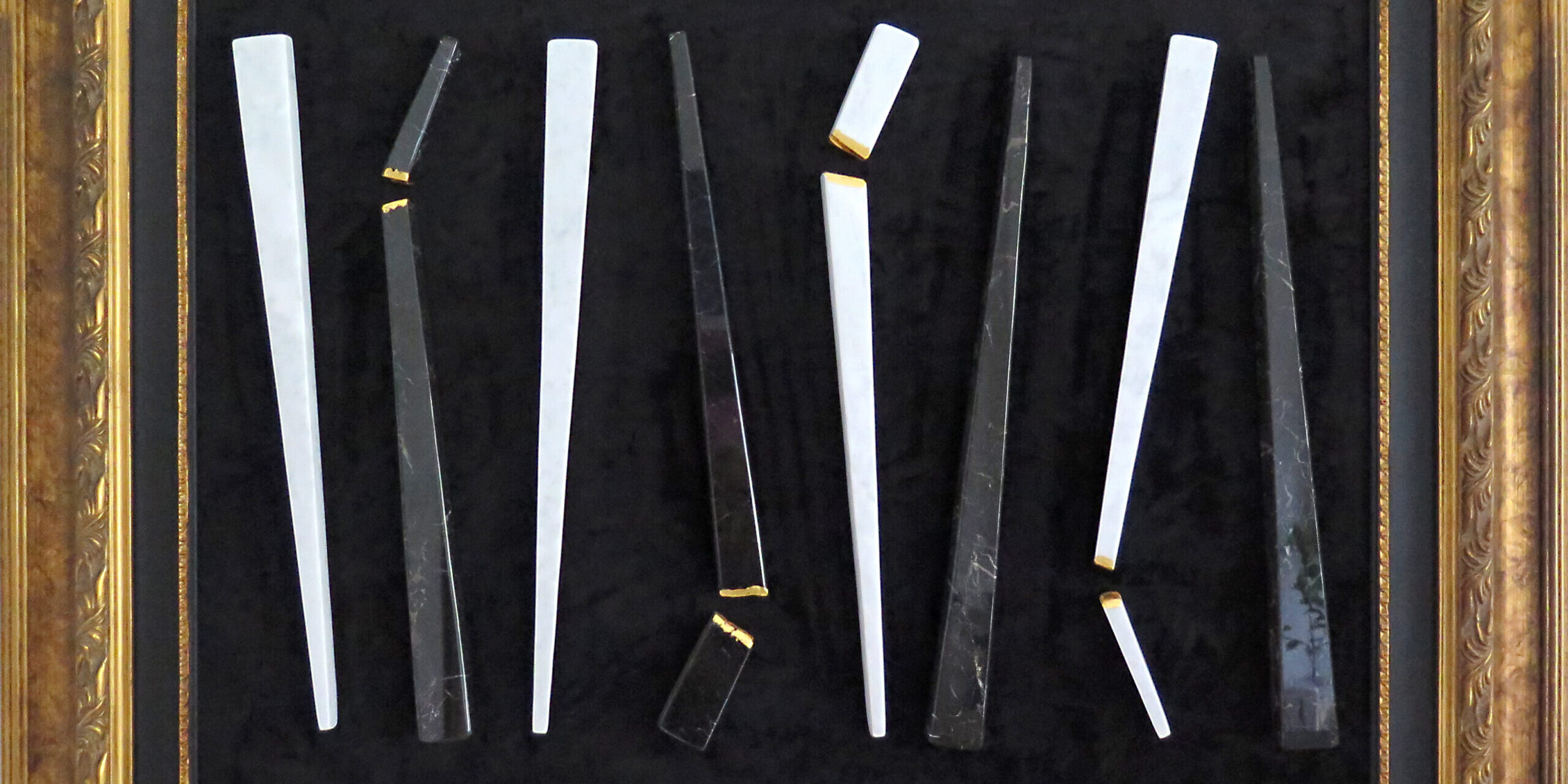 Gioni David Parra, Sculpture's frame I, 2024, marmo bianco e nero con foglia oro su tessuto nero applicato su tavola incorniciata, cm 103x133x5 _ Courtesy of Cris Contini Contemporary