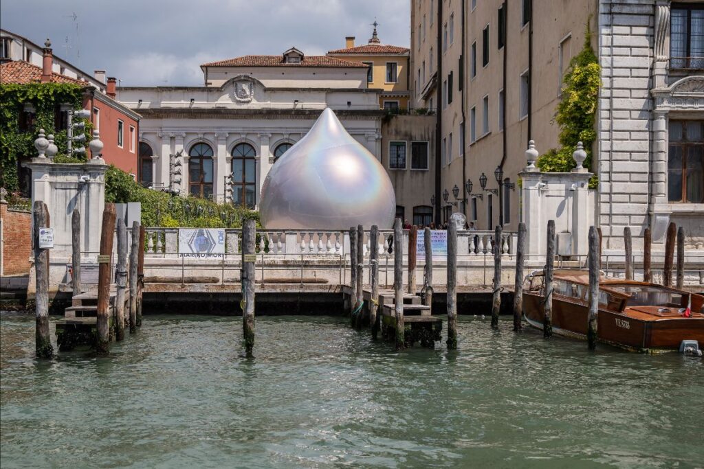 “Peace Crystal”: l’opera monumentale di Mariko Mori a Venezia