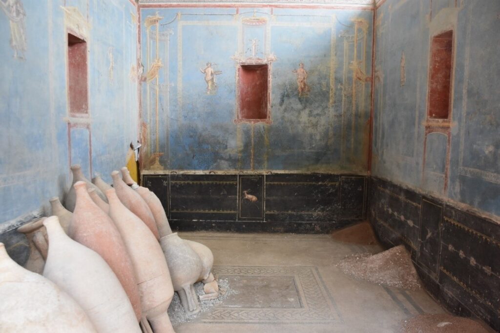 Pompei: scoperto un sacrarium dipinto di blu
