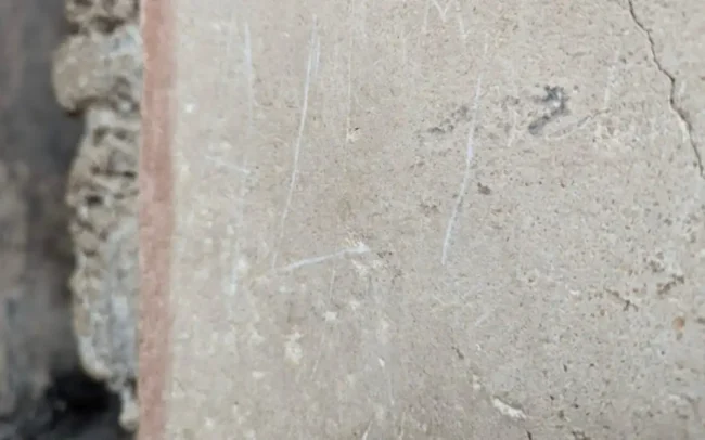 pompei-vandalismo Pompei, turista kazako incide il suo nome sulla domus dei Ceii