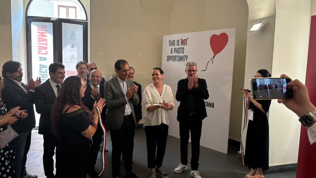 Banksy sbarca a Catania, inaugurata la mostra alla GAM