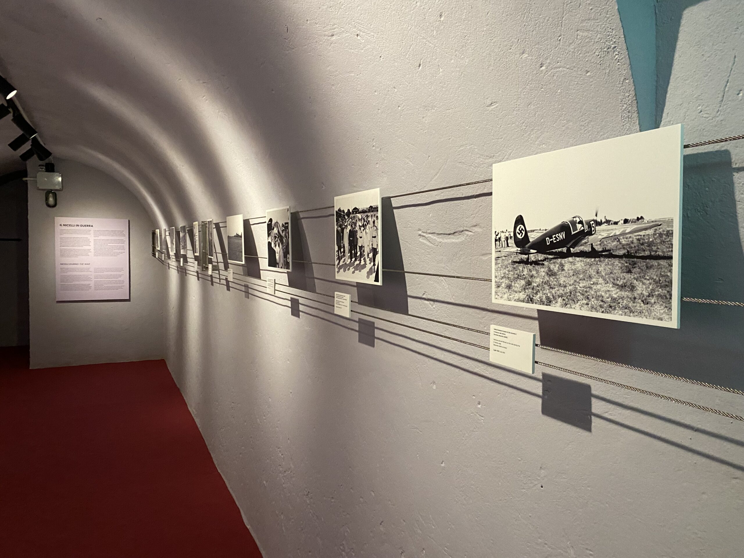 Allestimento della mostra nel bunker dell’Aeroporto Nicelli di Venezia