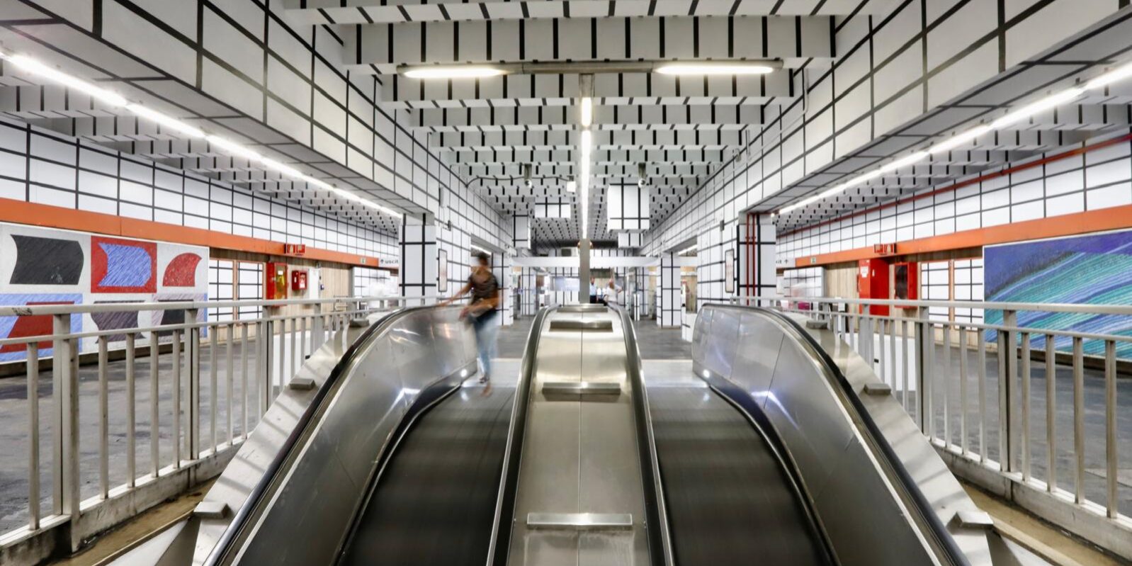L’opera di Esther Stocker nella stazione Vittorio Emanuele della Metro A di Roma - ©MAXXI