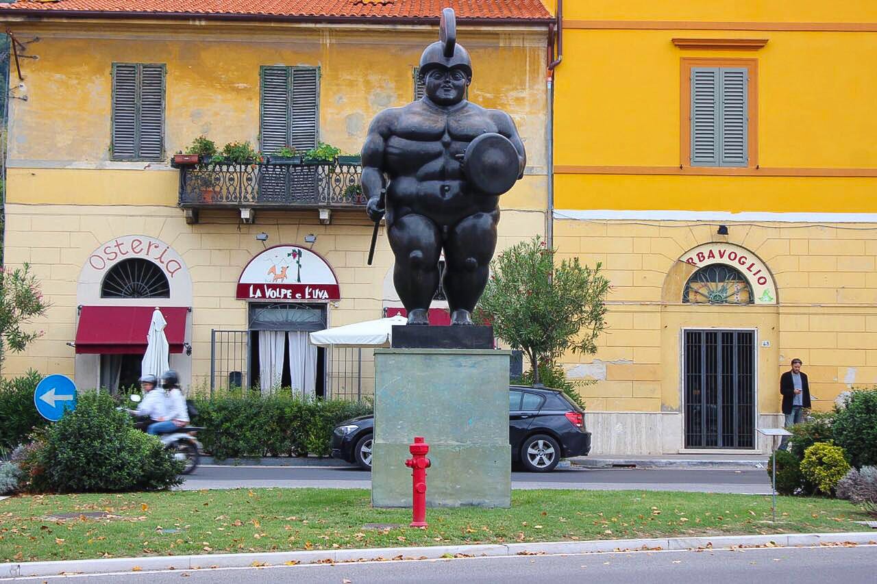 Il Guerriero, 1992, Fernando Botero davanti al Municipio