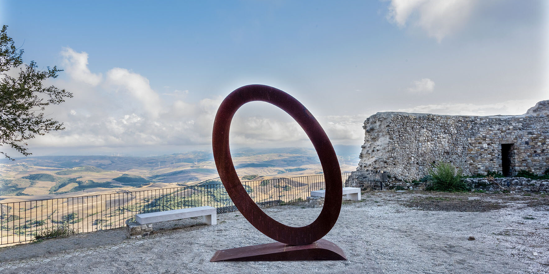 Monumenta Castello Imperiale di Sant'Agata di Puglia MAURO STACCIOLI Senza titolo (Ellisse verticale) 2013 Acciaio corten 280x190x16 cm