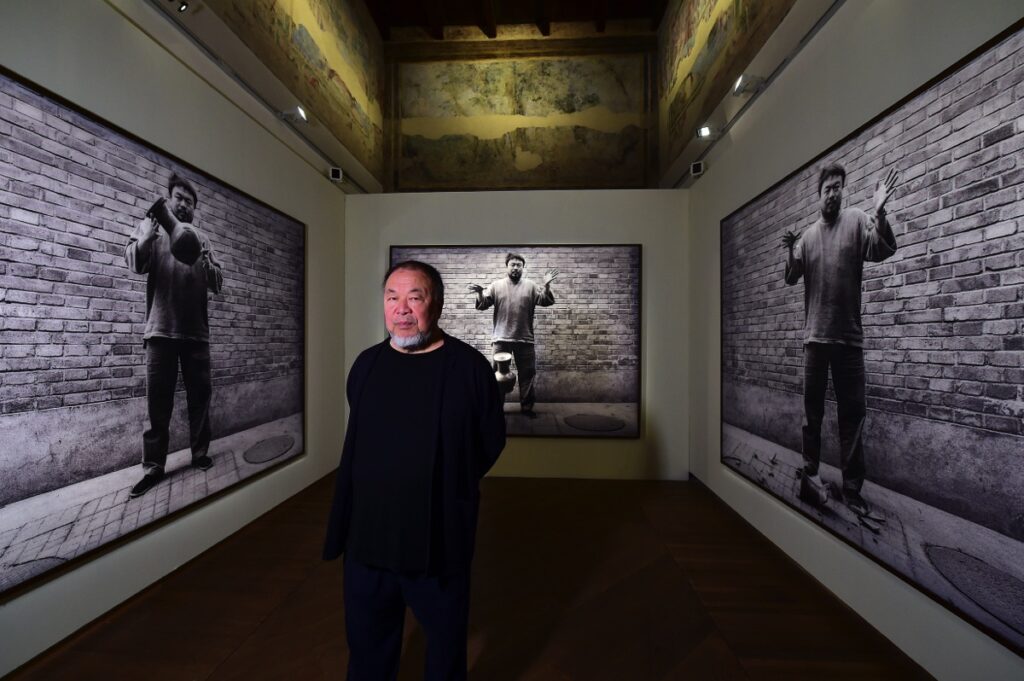 Distrutta un’opera di Ai Weiwei a Bologna durante l’inaugurazione della mostra “Who am I?”