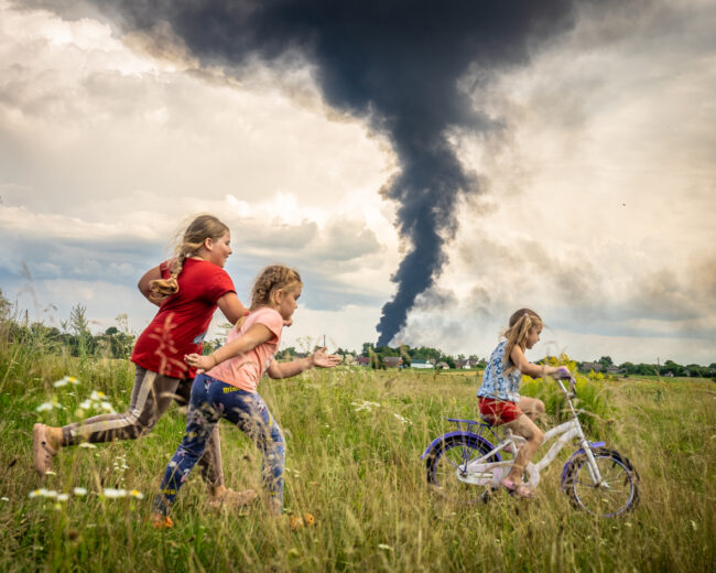 Patryk Jaracz Festival della Fotografia Etica © Patryk Jaracz (winner) - Kids Learning How To Ride a Bicycle