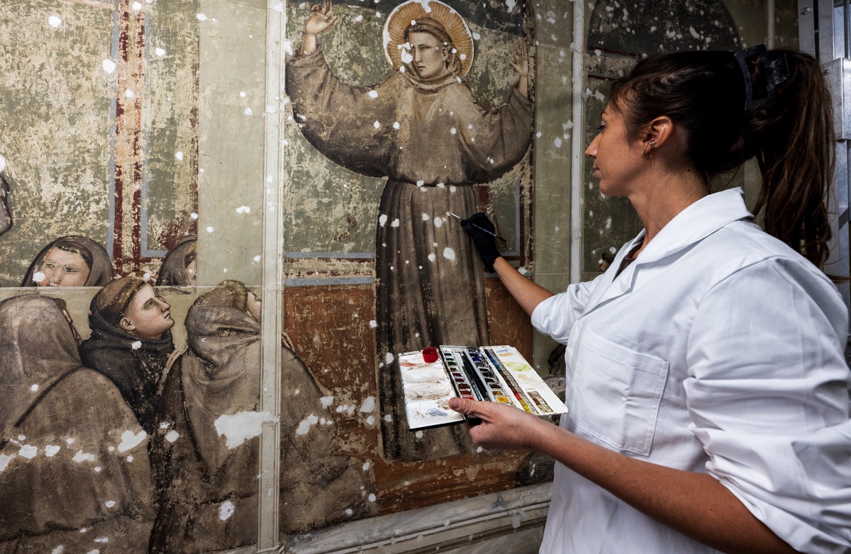 Restauratrice lavoro di ritocco