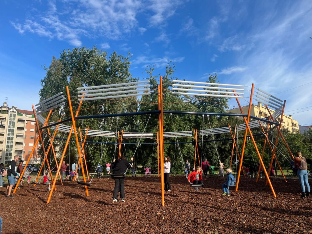 SWING, a Buccinasco l’altalena progettata da Stefano Boeri Interiors e donata da Amazon