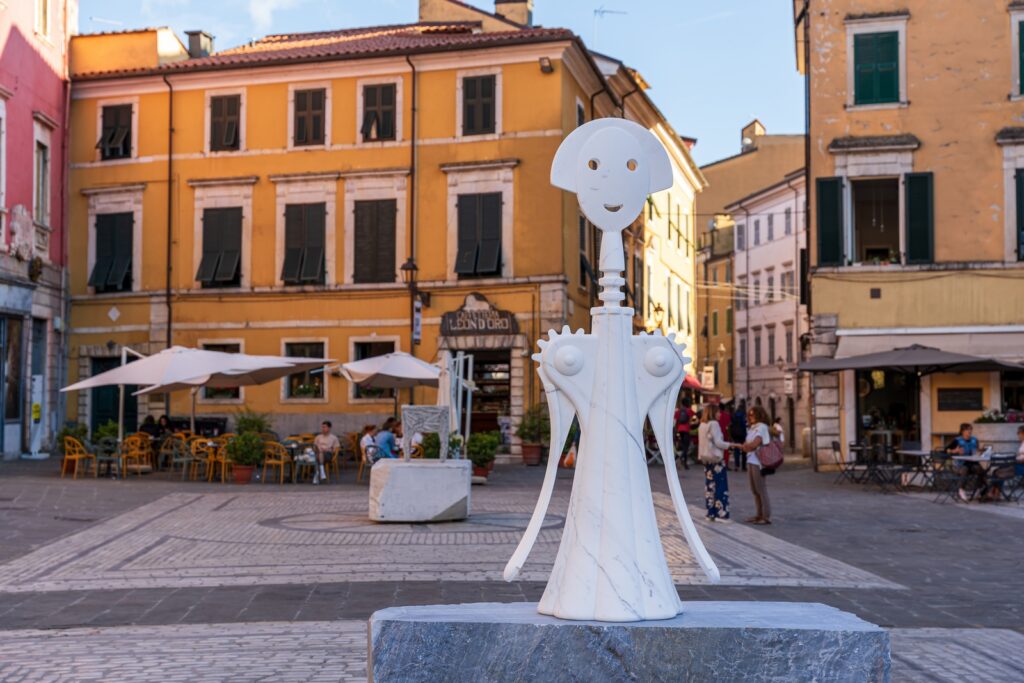 White Carrara 2024: il marmo protagonista tra design e creatività