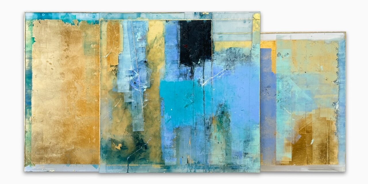Antonello Viola Isola d'Elba - Oro su blu reale chiaro e indaco 2024 Olio, matita e foglia d'oro su vetro 80 x 170 cm / 3 El.