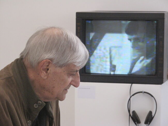 GIANFRANCO BARUCHELLO Ritratto di Gianfranco Baruchello davanti alla Videoinstallazione del film Doux comme saveur, 2018-2019, Modena, Festival di Filosofia foto Carla Subrizi Courtesy Fondazione Baruchello