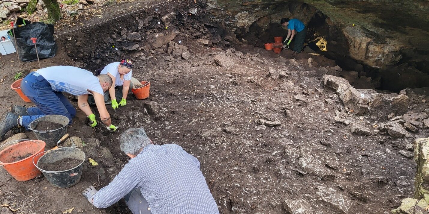 Lo scavo presso la grotta Tina Jama (foto di Federico Bernardini)
