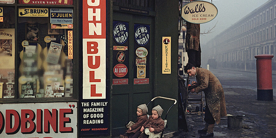 IngeMorath8-Inghilterra Inge Morath, Angolo di strada alla fine del mondo, Inghilterra, 1954 © Magnum/Inge Morath Estate courtesy Fotohof Archiv