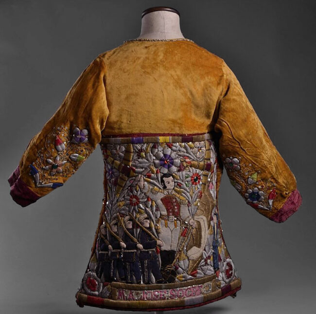 Costume da danza maschile con ricamo su velluto giallo e scritta "MA JOSE SOCRE" Dipartimento di Junin, Huancayo, Perù Prima metà sec. XX Milano, MUDEC – Museo delle Culture, Collezione Orsini